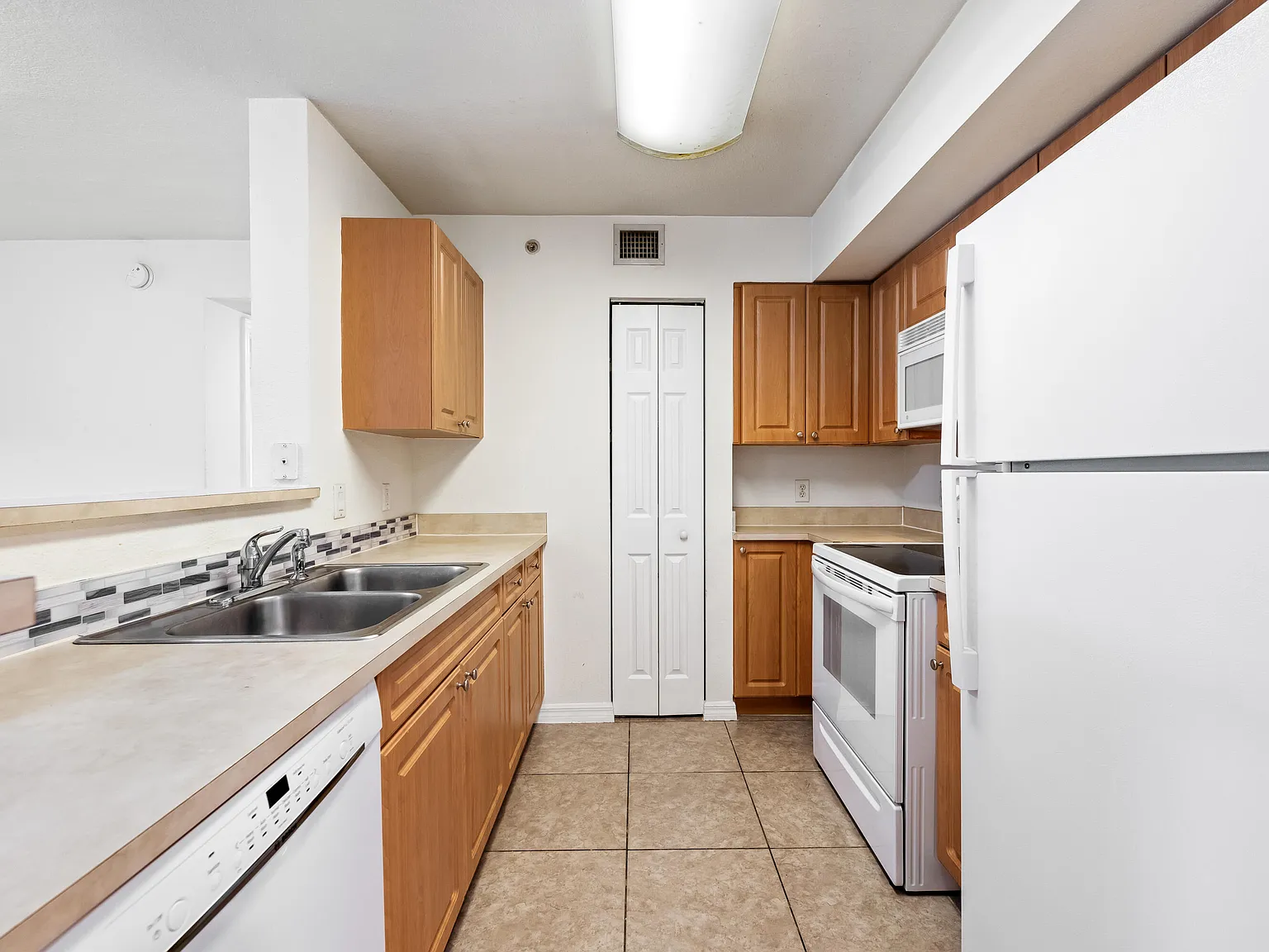 2 bed, 2.0 bath, 904 sqft, $1,950 — Photo 3