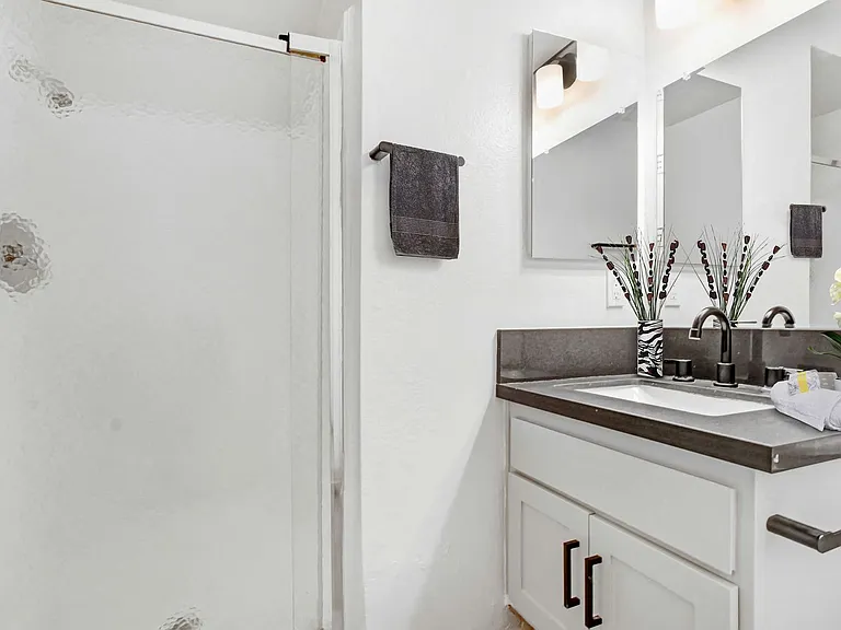 520 Kelton — Photo 13