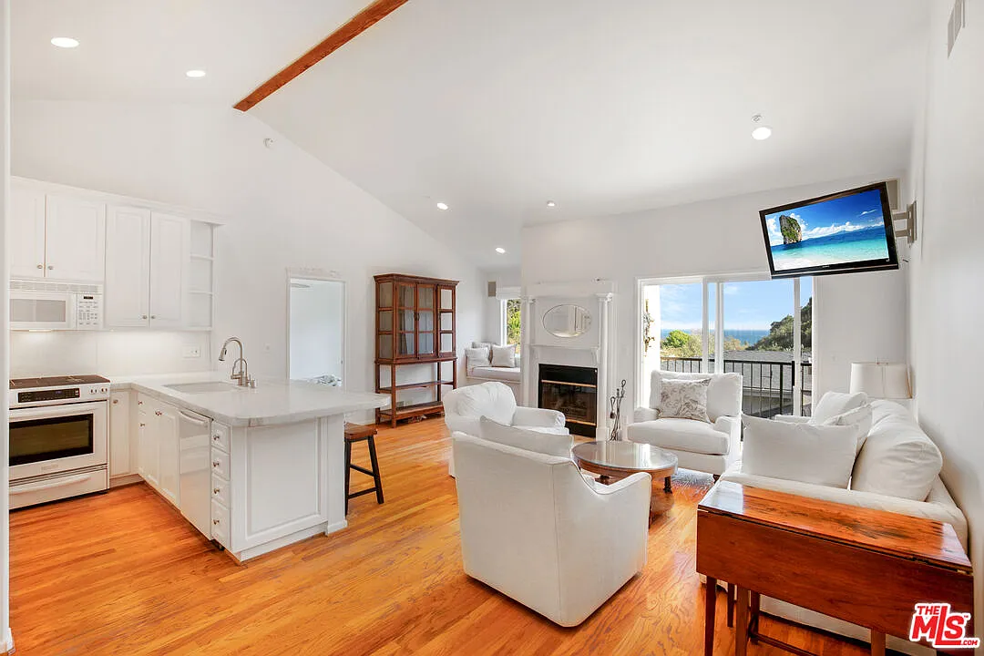 2 bed, 2.5 bath, 1480 sqft, $6,750 — Photo 1