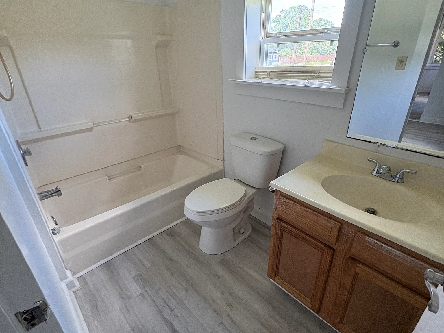 1016 Queen St — Photo 3