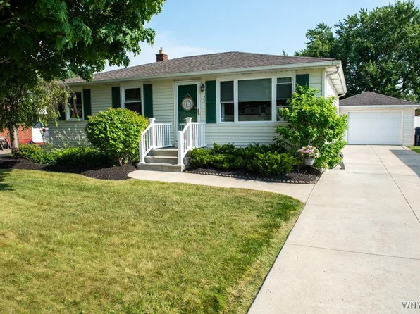 125 Della Dr, Lackawanna, NY 14218