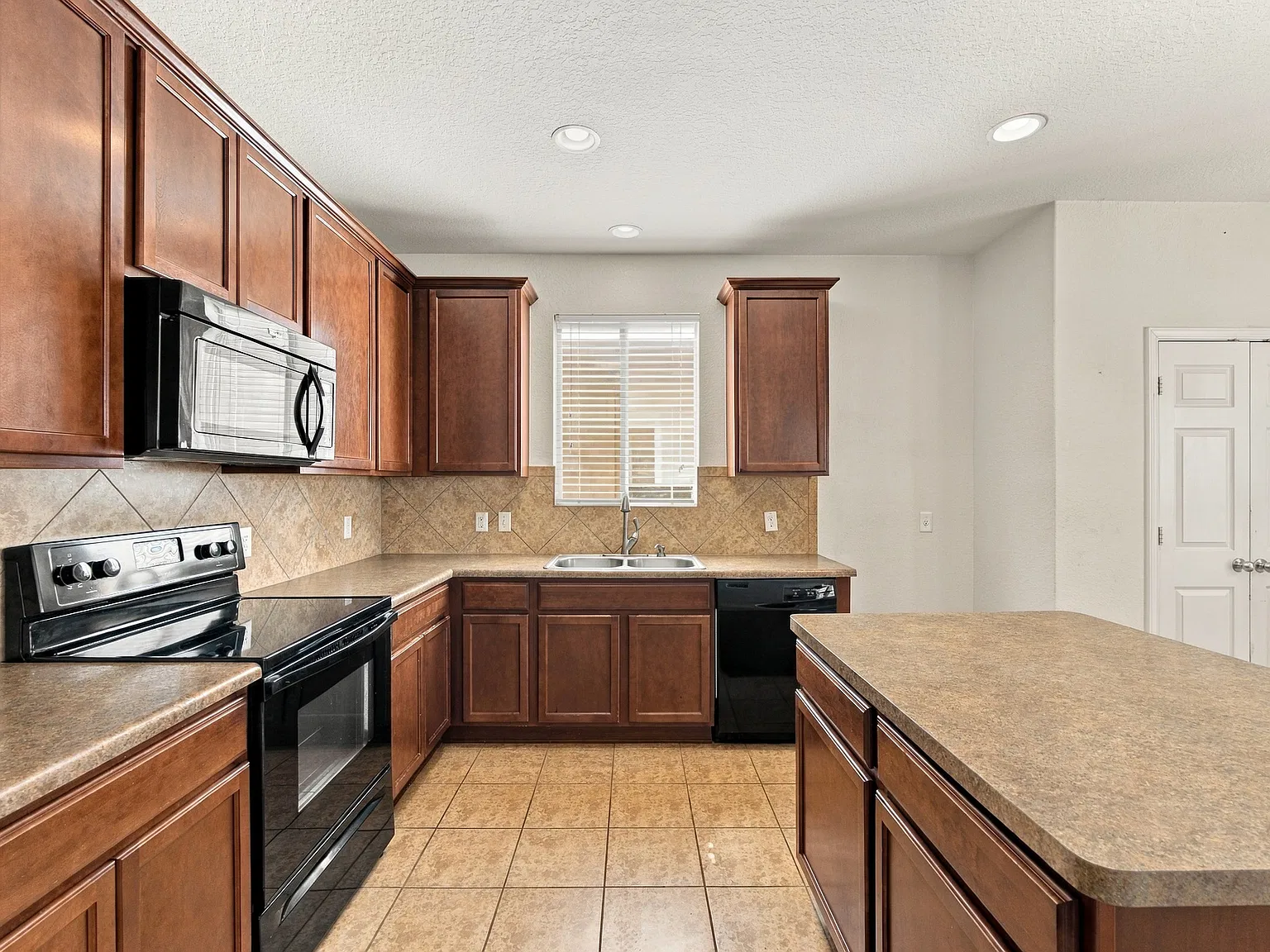 3 bed, 2.5 bath, 2307 sqft, $1,850 — Photo 3