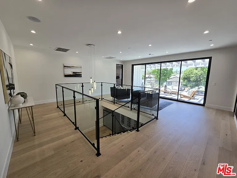 5012 Enfield Ave — Photo 24
