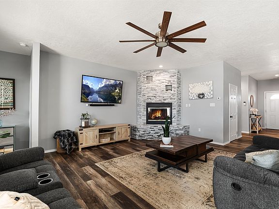 3rd image of 8 E Serena Ln