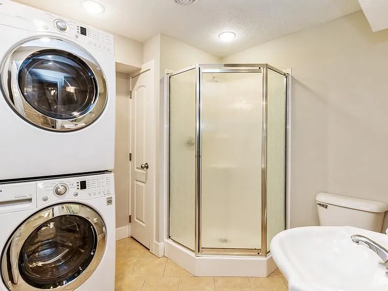 Lower level bathroom with included washer/dryer