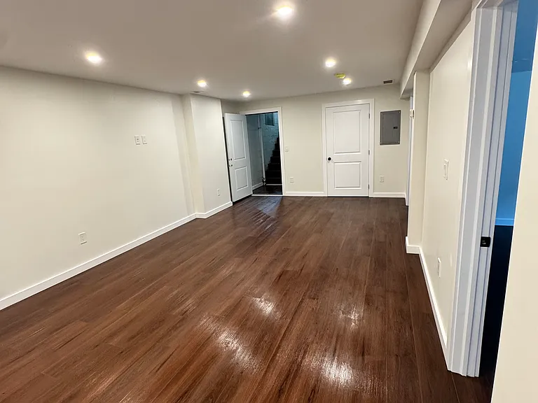 1220 Hollywood Ave #1 — Photo 3