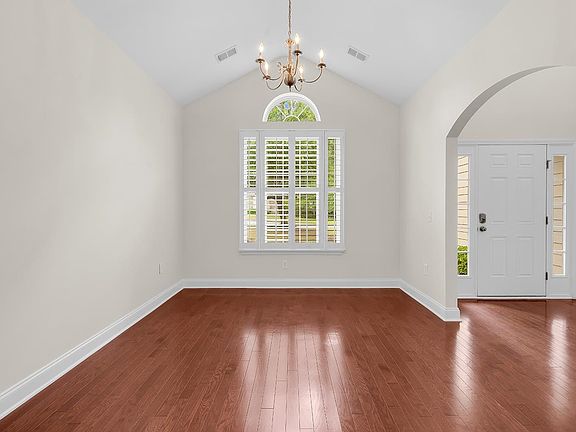 4th image of 148 Rivers Edge Dr.
