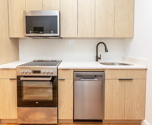 Rented by Max Apt LLC | media 10