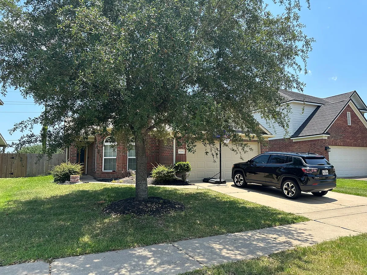 Building Photo - 8715 Leadore Dr