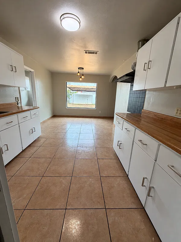 3 bed, 2.0 bath, 1506 sqft, $2,100 — Photo 2