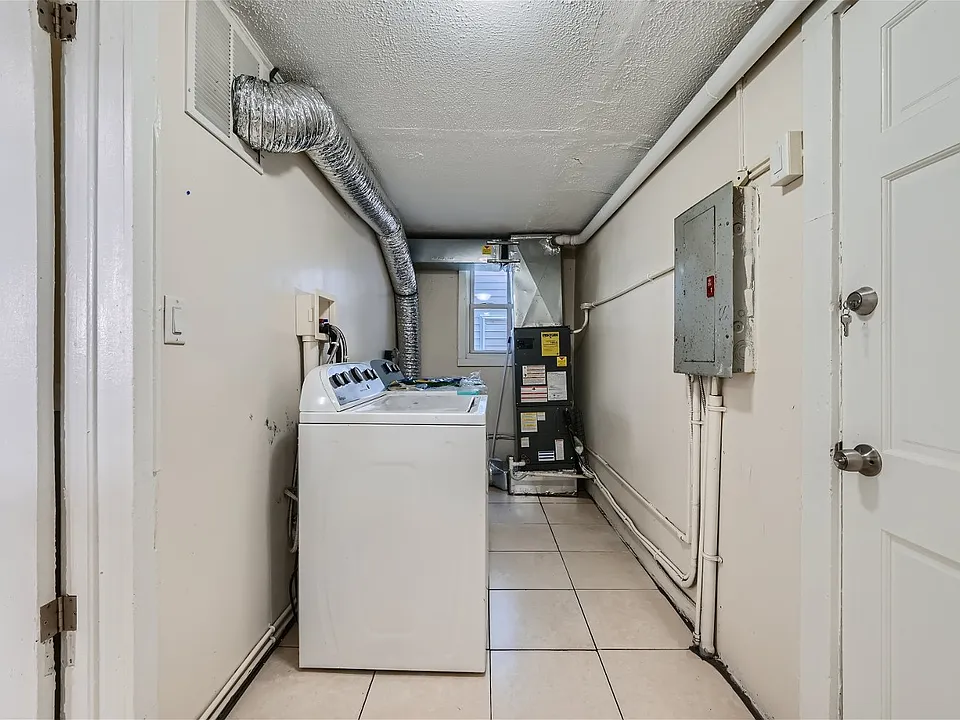 218 Center St