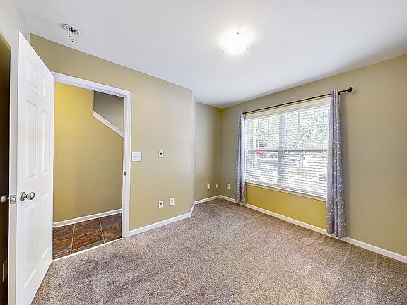 5th image of 2652 Weddington Ave