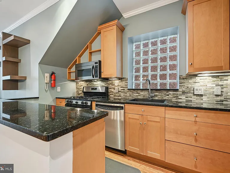 1832 Swann St NW #B — Photo 6