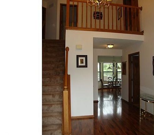 3rd image of 566 Beaverbrook Dr