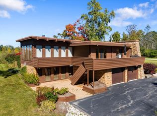 13757 N Birchwood Ln, Mequon, WI 53097