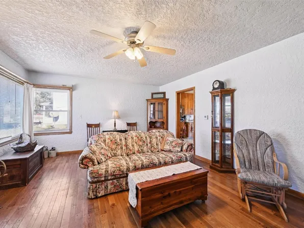 405 9th Ave, Clarence, IA 52216