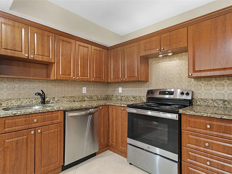 200 Leslie Dr #902 — Photo 10