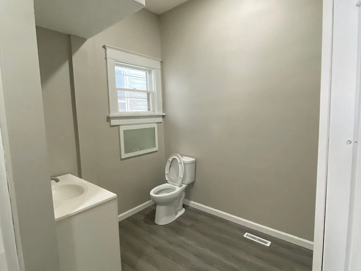 Recently Updated 1 Bedroom / 1 Bathroom Apartment - Available November 1st! — Photo 4