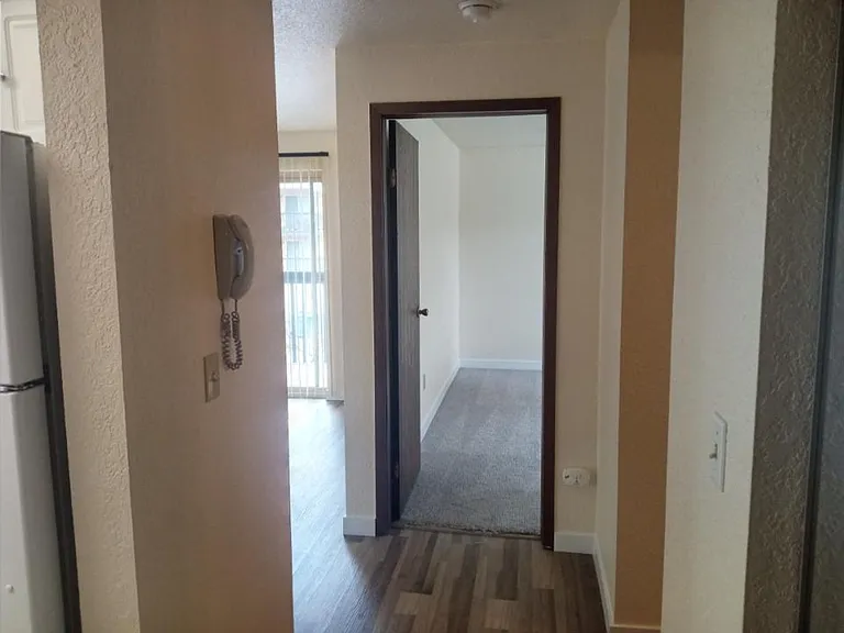 Windinbrook- North Seattle Spacious Studio — Photo 14