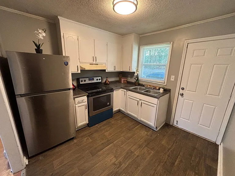 610 W 5th Ave — Photo 16