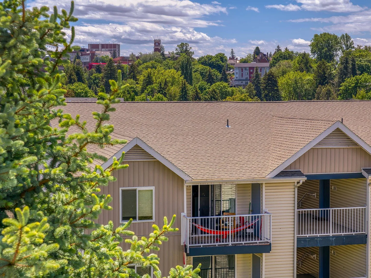 Emerald Downs Apartments — Photo 2