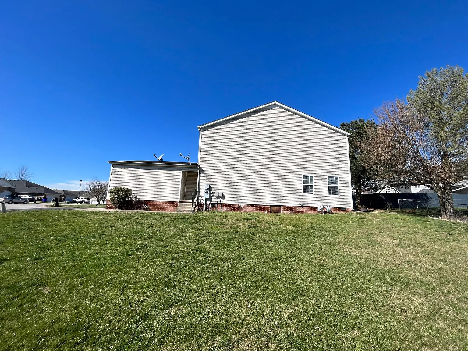 210 Wilmington Ct — Photo 2