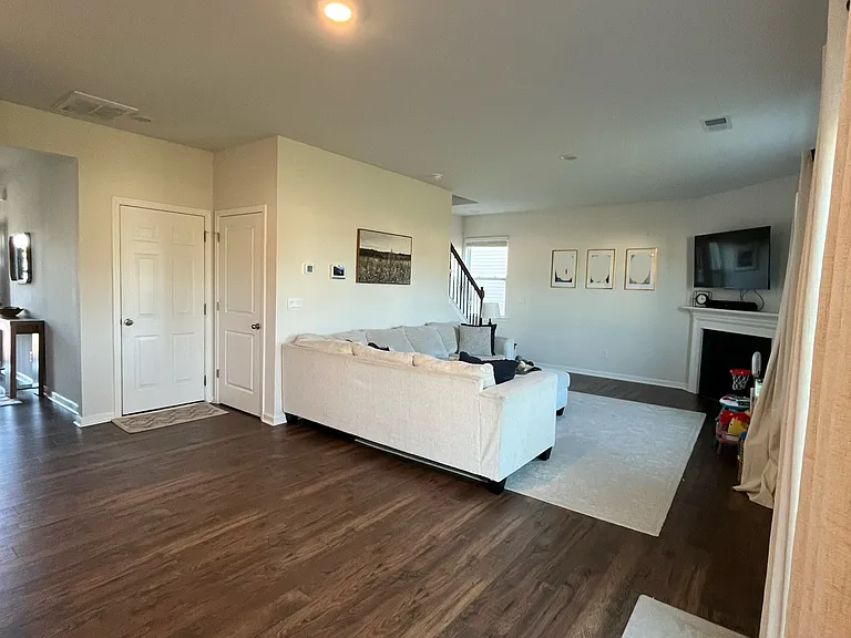 405 Arkwright Ln — Photo 8