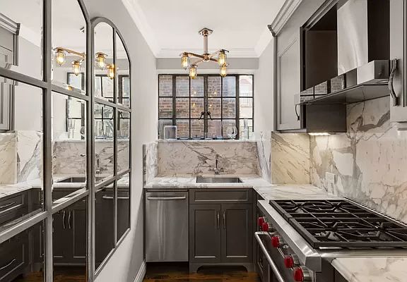 5th image of 325 E 41st St APT 808