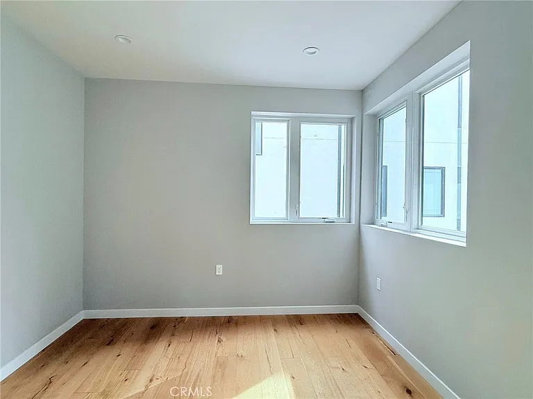 1729 S Barrington Ave #3 — Photo 14