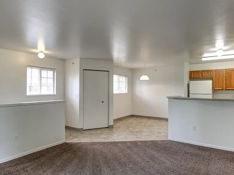 Emerald Park Apartments — Photo 13