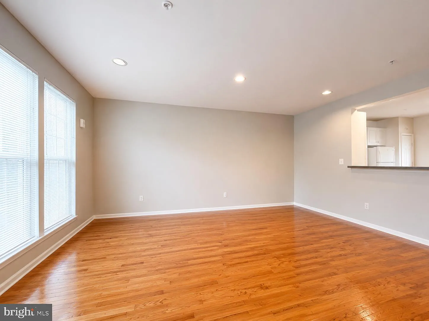 3 bed, 2.5 bath, 2640 sqft, $2,850 — Photo 3
