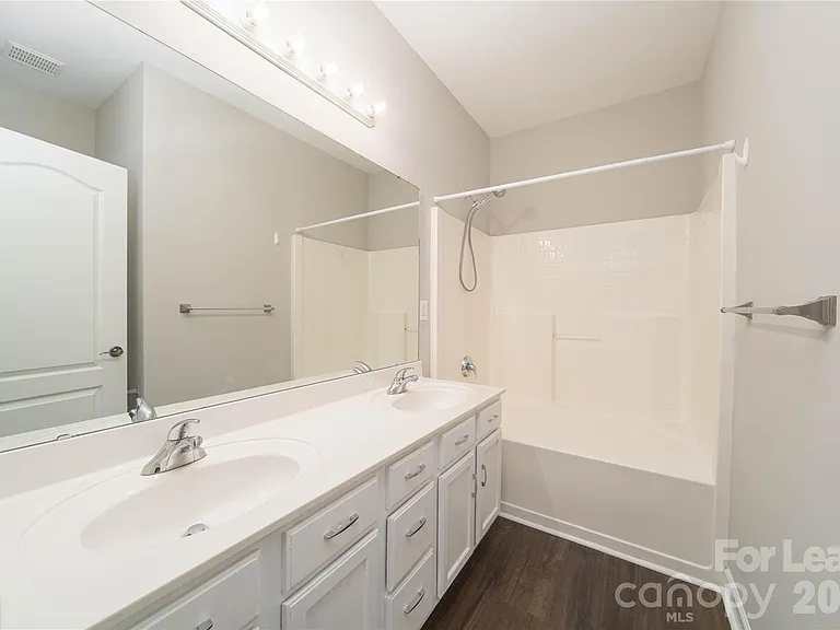 108 Southsquare Row — Photo 6