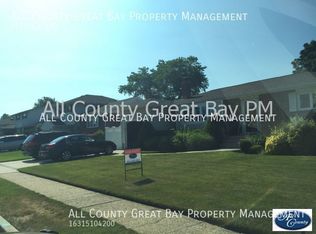 38 Summit St, Hicksville, NY 11801