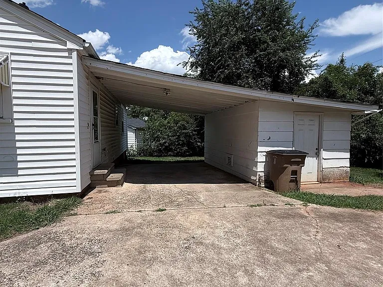 415 Circle Dr W — Photo 2