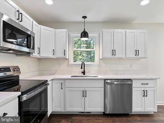 3rd image of 115 Mountain Lodge Dr