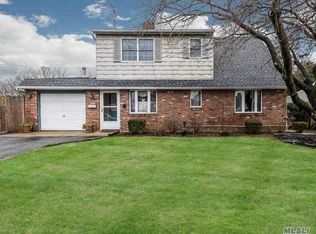 60 Admiral Ln, Hicksville, NY 11801