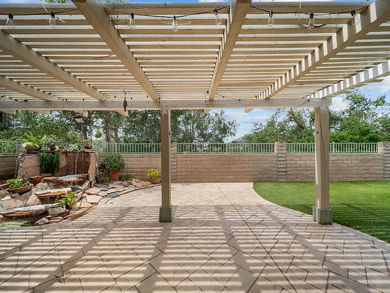 561 Walter Ave — Photo 6