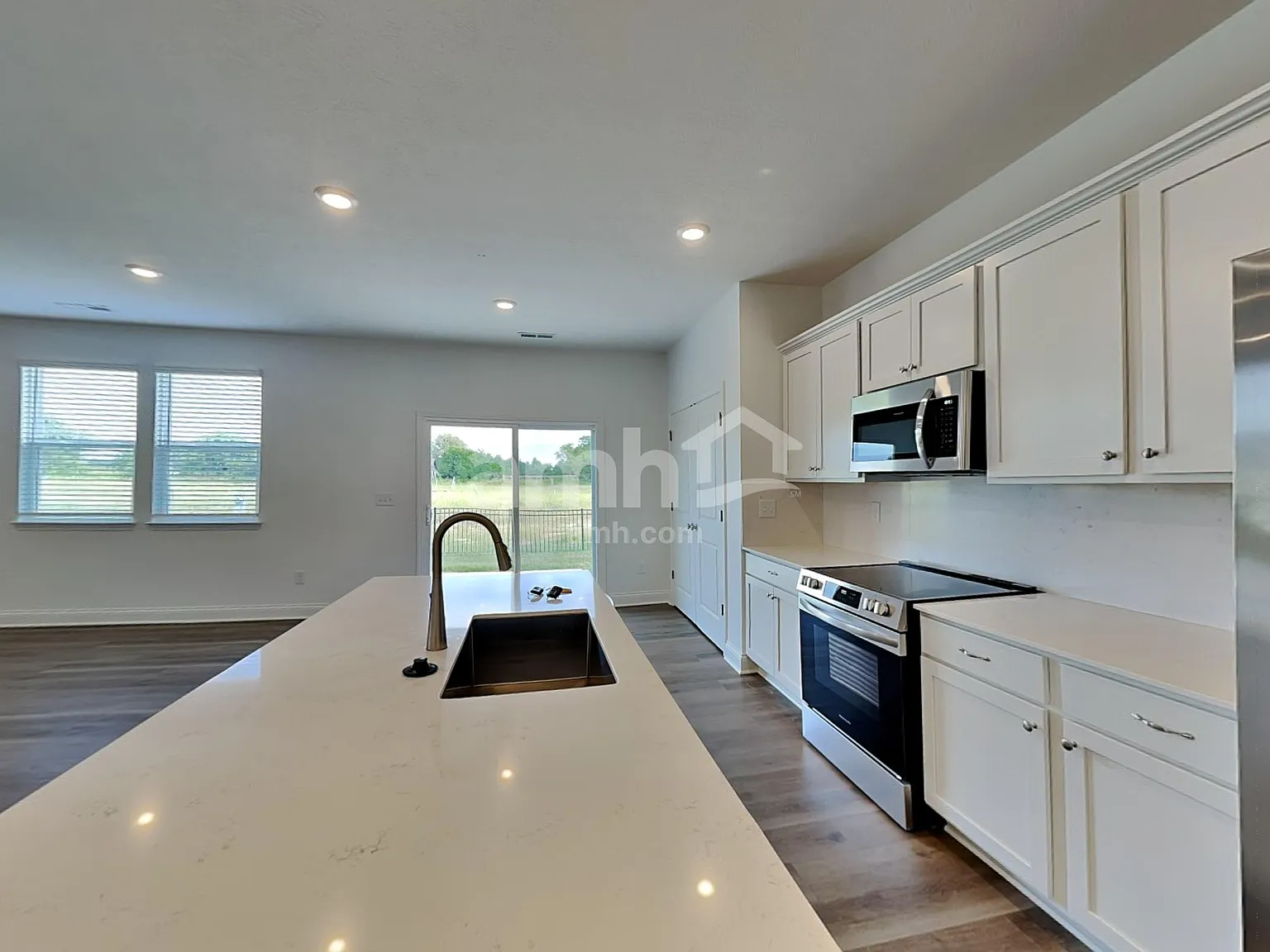 4 bed, 2.5 bath, 1977 sqft, $2,700 — Photo 4