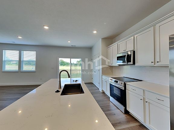 4th image of 9184 Henley Ave