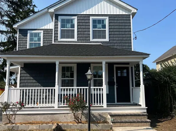 28 Franklin Square, Freeport, NY 11520