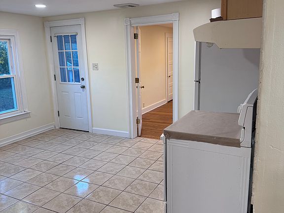 4th image of 232 Hawkins St #2