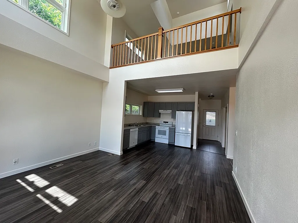 3 bed, 2400 sqft, $3,490 — Photo 3