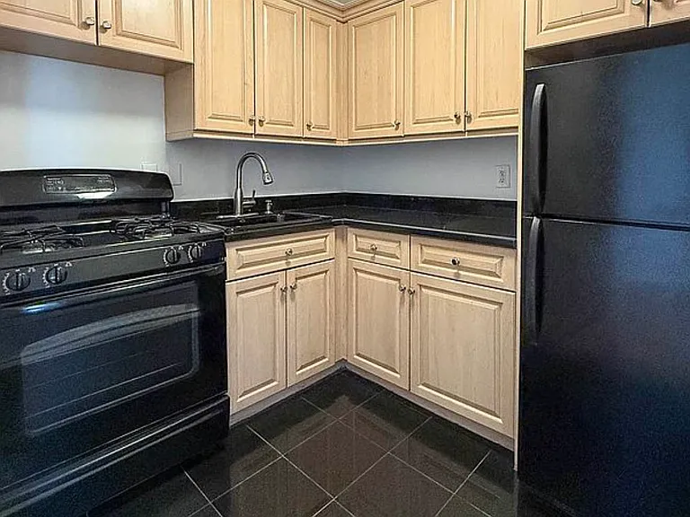 330 W 45th St #4E — Photo 3