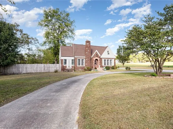 827 Shell Rd, Thomasville, NC 27360