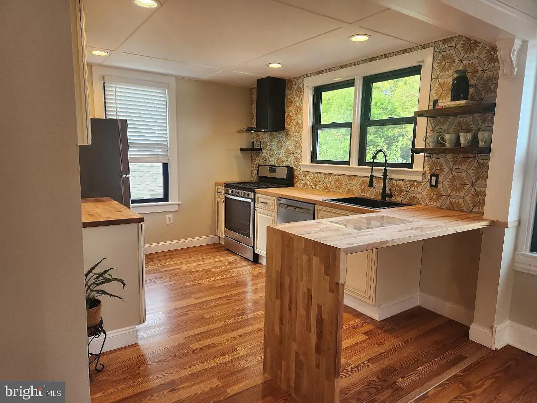 1 bed, 1.0 bath, 900 sqft, $2,100 — Photo 2