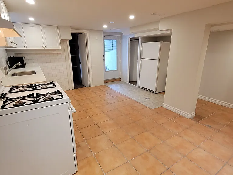 190 Lauder Ave #BASEMENT — Photo 8