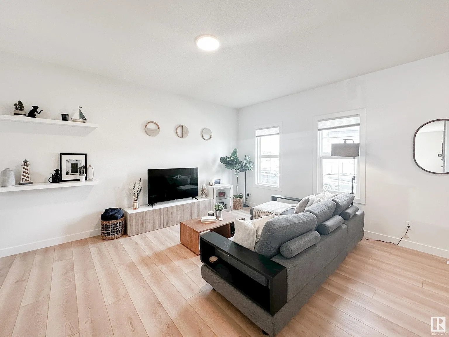 Spacious 4-bedroom house rental with 1,707 sq. ft. of comfortable living space and 9-foot ceilings. — Photo 2