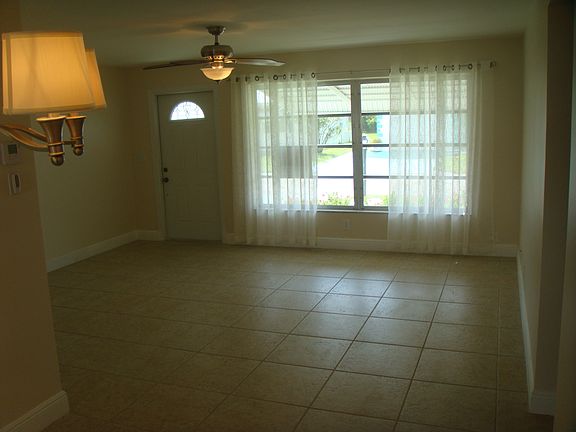 4th image of 131 NW 10th Ct