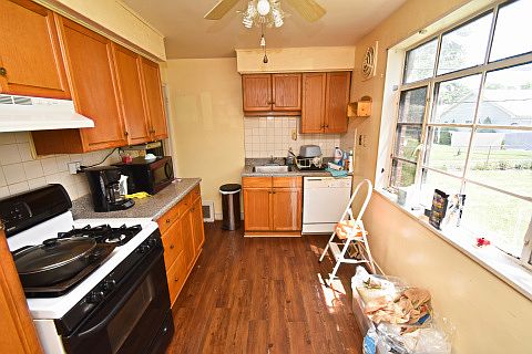 4th image of 17551 Greenbay Ave