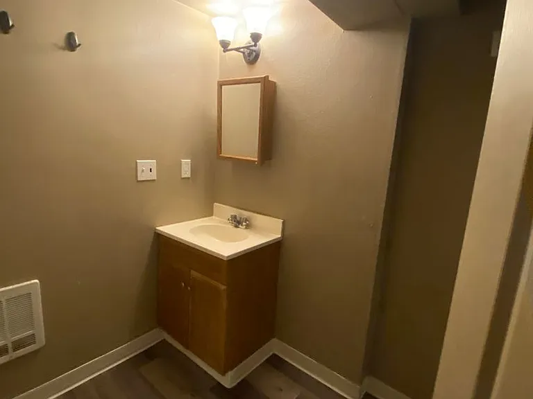5 bedroom, 2 bath House-Cheney! Right on campus!! — Photo 21
